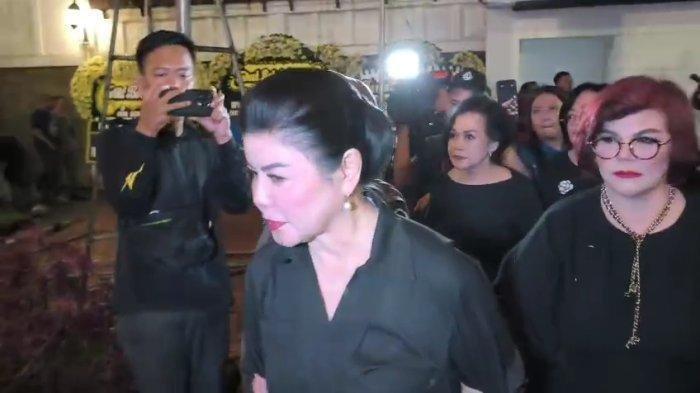 HOTMA SITOMPUL MENINGGAL DUNIA - Desiree Tarigan dan Bams eks Samsons hadir di rumah duka Hotma Sitompul di kawasan Jalan Pengeran Antasari, Jakarta Selatan, Rabu (16/4/2025).