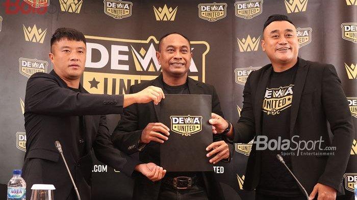 CEO Dewa United, Kevin Hardiman, dan COO Dewa United, Rendra Soedjono, sedang memperkenalkan pelatih barunya, Kas Hartadi, di Hotel JHL Solitaire, Tangerang, Banten, 22 Februari 2021.