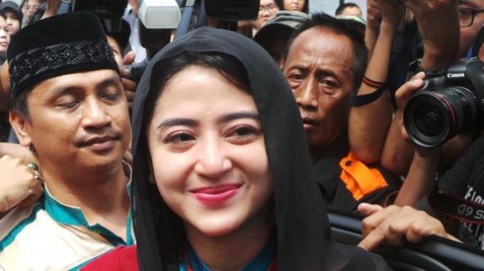 Dewi Perssik mengakhiri hukumannya di Rumah Tahanan Pondok Bambu, Jakarta Timur, Rabu (14/5/2014). Ia bebas kira-kira pukul 10.30 WIB.