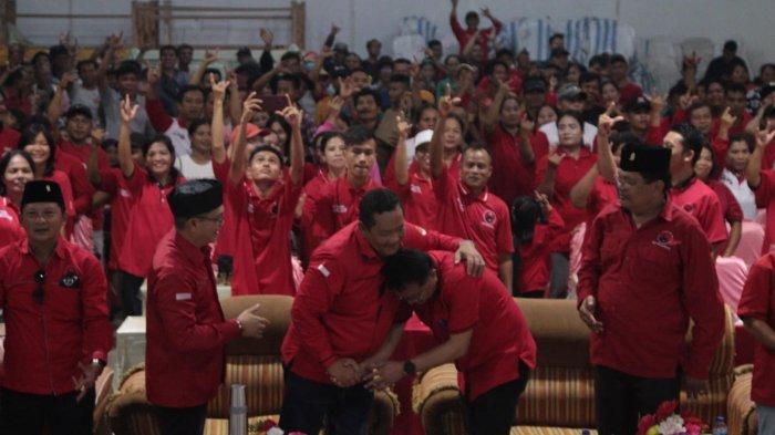 Ketua DPD PDI Perjuangan Sumut bersama wakil dan ratusan kader DPD Nias Barat merayakan ulang tahun ke-55 Ketua DPC Nias Barat Evolut Zebua di Halll Tokosa, Desa Onolimbu Kecamatan Lahomi Kabupaten Nias Barat, Minggu (10/11/2023).