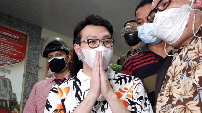 Dr Richard Lee seusai menjalani pemeriksa di Polda Metro Jaya, Kamis (12/8/2021) malam. Dokter yang berseteru dengan artis Kartika Putri tersebut diperbolehkan pulang