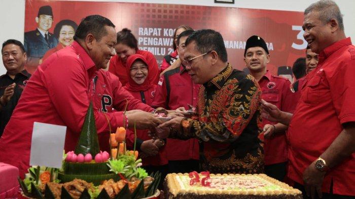 Ketua DPD PDI Perjuangan Sumut Drs Rapidin Simbolon MM menyuap kue ulang tahunnya yang ke-65 kepada  Ketua DPC PDI Perjuangan Desliserdang didampingi Sekretataris DR Sutarto MSi dan Bendahara Meriahta Sitepu bersama unsur pengurus sela-sela Rapat Koordinasi (Rakor) Pengawalan Pemilu 2024 di Kantor DPD PDI Perjuangan Sumut di Jalan Jamin Ginting Medan, Jumat (13/10/2023).
