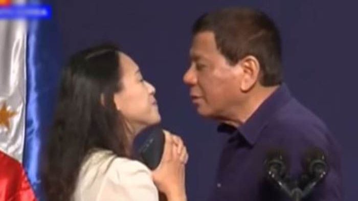 Duterte mencium salah seorang pendukungnya di Seoul
