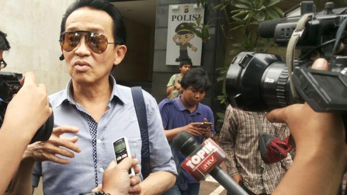 Ayah Wayan Minra Salihin, Edi Dermawan Salihin saat mendatangi Polda Metro Jaya, Jumat (5//2016)