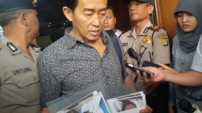 Ayah Alm Wayan Mirna Salihin, Edi Dermawan Salihin menunjukkan foto anaknya