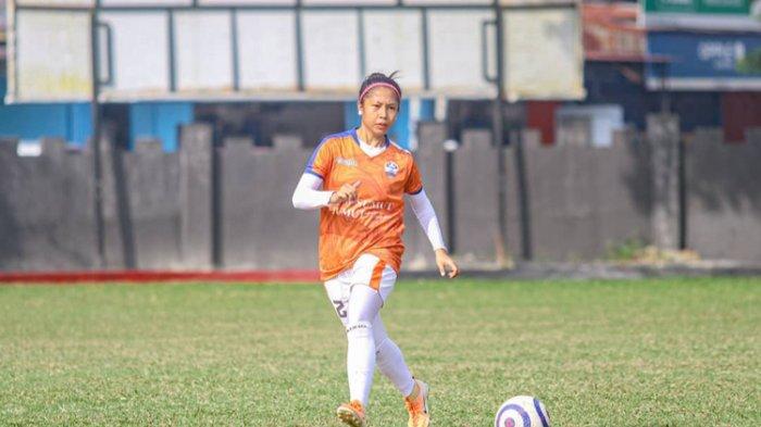 Efrida Yanti Nasution saat mengikuti pertandingan sepakbola beberapa waktu yang lalu.