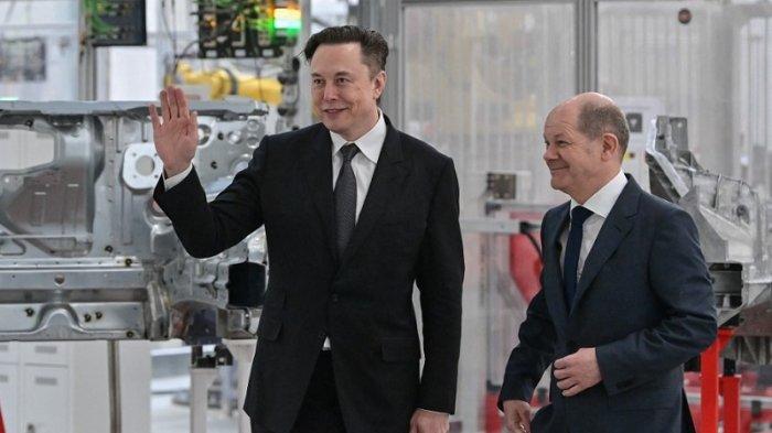CEO Tesla Elon Musk (kiri) dan Kanselir Jerman Olaf Scholz (kanan)  menghadiri awal produksi di 