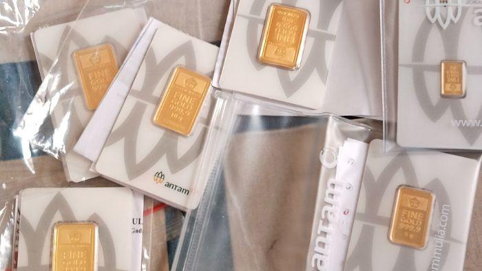 EMAS ANTAM- Kepingan emas Antam ukuran 10 gram dan 5 gram yang dapat dibeli di Butik Antam Medan.