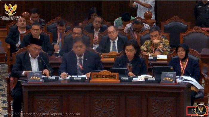Empat menteri telah dihadirkan dalam sidang hari ini, Jumat (5/4/2024), yakni Menteri Koordinator Bidang Pembangunan Manusia dan Kebudayaan (Menko PMK) Muhadjir Effendy, Menteri Koordinator Bidang Perekonomian Airlangga Hartarto, Menteri Keuangan Sri Mulyani, dan Menteri Sosial Tri Rismaharini. Keempat menteri tersebut telah memberikan keterangan tanpa disumpah di depan persidangan lanjutan sengketa atau Perselisihan Hasil Pemilihan Umum (PHPU) Pemilihan Presiden (Pilpres) 2024. Hakim Konstitusi Arief Hidayat menjelaskan alasan empat menteri yang dihadirkan dalam sidang tidak disumpah.  (Kompas tv)