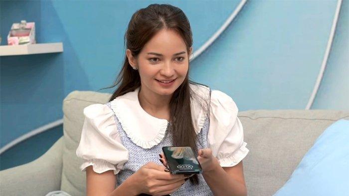 Enzy Storia mengisi acara pengantar berbuka puasa.