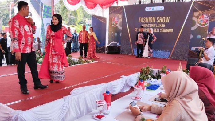 Para Kades menunjukan penampilannya di atas Catwalk dengan didampingi istri pada kegiatan fashion show Festival Kreasi Motif Deli Serdang ke 3 di area halaman Plaza Kuliner Deli Serdang Rabu, (30/8/2023).