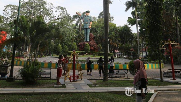 Sejumlah warga berolahraga di Taman Ahmad Yani, Medan, Sumatera Utara, Jumat (07/02/2020).TRIBUN MEDAN/RISKI CAHYADI
