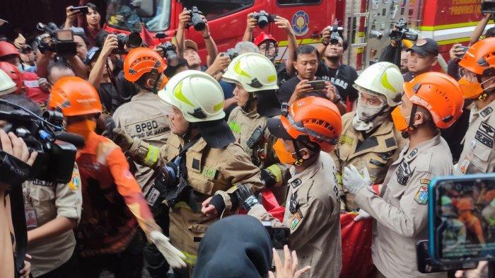 Petugas pemadam kebakaran Jakarta Barat, di lokasi kebakaran, Minggu (12/8/2012).