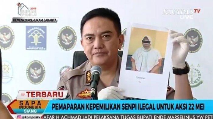 Fifi Pasok Senjata Api untuk Calon Pembunuh 4 Pejabat Negara, Ini Pengakuan Anaknya. Kadiv Humas Polri Irjen Muhammad Iqbal menunjukkan foto tersangka AF dalam konferensi pers kasus kepemilikan senjata yang akan digunakan dalam aksi kerusuhan 21 dan 22 Mei dan rencana pembunuhan. Konferensi pers berlangsung di Kemenkopolhukam, Jakarta Pusat, Senin (27/5/2019). (Kompastv)
