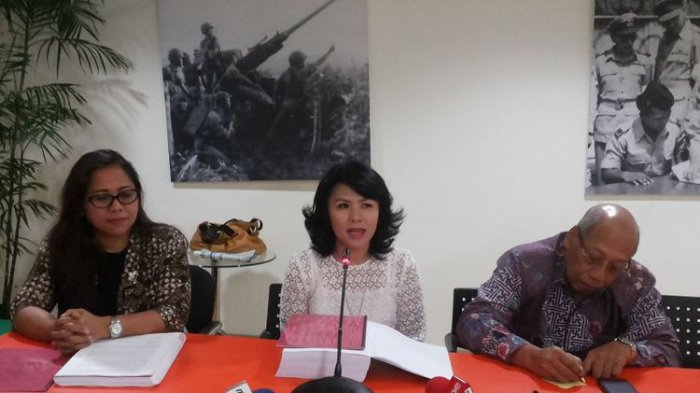 Fify Lety, adik dari Gubernur DKI Jakarta Basuki Ahok Tjahaja Purnama saat menggelar konferesi pers yang digelar tim pengacara Ahok menanggapi tuntutan jaksa, Rabu (26/4/2017).