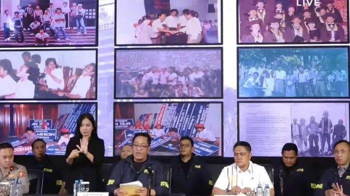 POLEMIK IJAZAH JOKOWI - Foto-foto Mantan Presiden Indonesia Joko Widodo (Jokowi) semasa kuliah di Universitas Gadjah Mada (UGM) ditampilkan Bareskrim Polri saat konferensi pers terkait ijazah Jokowi pada Kamis (22/5/2025). Ijazah Jokowi dinyatakan asli oleh Bareskrim Polri.