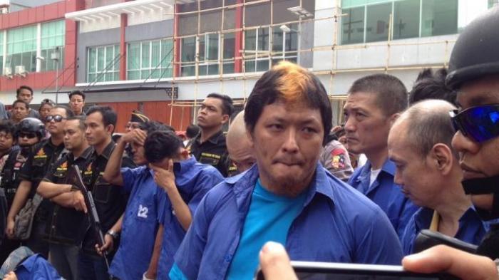 Freddy Budiman tengah difoto oleh warga saat menghadiri rilis pengungkapan kasusnya. Dia masih mengendalikan peredaran narkoba dari dalam lapas. Rilis kasus Freddy diadakan di salah satu gudang miliknya di Mutiara Taman Palem, Jakarta Barat, Selasa (14/4/2015) lalu