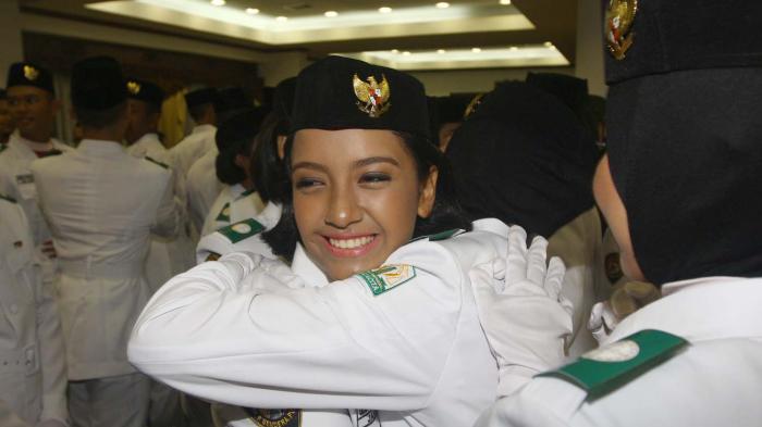 Gloria Natapradja Hamel berpelukan dengan rekannya usai bertugas dalam tim Bima yang bertugas menurunkan bendera pusaka di Istana Merdeka, Jakarta, Rabu (17/8/2016). Gloria yang sempat dikeluarkan dari tim Paskibraka karena status kewarganegaraan akhirnya kembali ke tim dan bergabung pada Paskibraka Istana dalam posisi penjaga gordon.