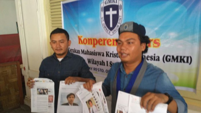 Korwil PP GMKI Sumut-NAD, Swangro Lumbanbatu (kanan) didampingi rekannya. Menyatakan pernyataan sikap minta KPK Berbenah Dan Tuntaskan Kasus Yang Menyakiti Hati Masyarakat Sumut, Rabu (6/9/2017). (Tribun Medan / doc)