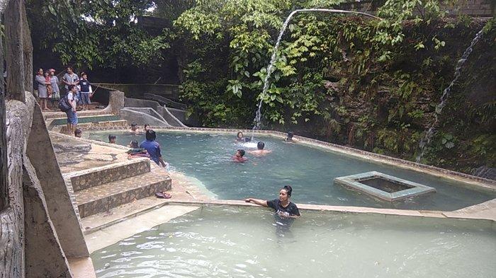 Pengunjung menikmati panduan di Goa Ergendang, Sabtu (27/4/2019).