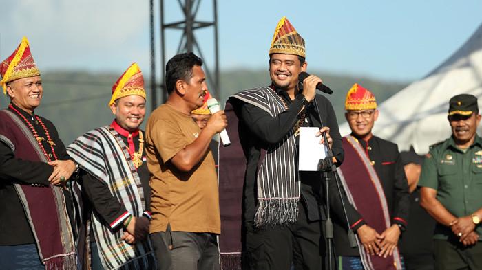 HARI JADI KABUPATEN PAKPAK BHARAT: Gubernur Sumatera Utara (Sumut), Muhammad Bobby Afif Nasution menyampaikan komitmen pembangunan infrastruktur jalan dan sarana pendidikan di momentum peringatan Hari Jadi ke-22 Kabupaten Pakpak Bharat yang berlangsung di Lapangan Alun-alu Kecamatan Salak, Senin (28/7/2025) sore. (Diskominfo Pakpak Bharat)