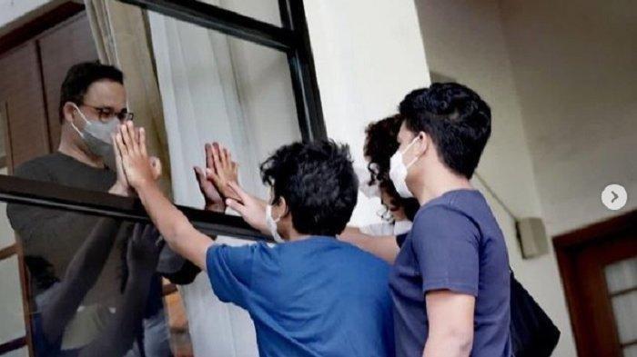 Momen mengharukan terlihat ketika Gubernur DKI Jakarta Anies Baswedan dijenguk oleh sang istri Fery Farhati dan anak-anaknya. Pasalnya, sang istri Fery Farhati dan anak-anaknya hanya bisa melihat Anies dari balik jendela. Di mana saat ini Anies masih menjalani isolasi mandiri di rumah dinas Gubernur DKI Jakarta, Menteng, Jakarta Pusat karena terpapar covid-19.