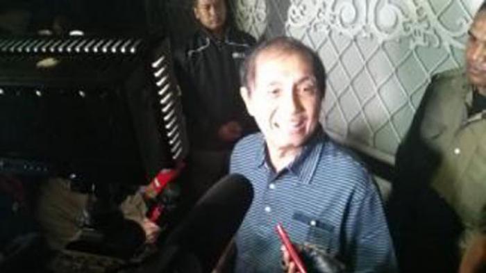 Mantan Ketua BPK, Hadi Poernomo, memberi keterangan pers di kediamannya, di Jalan Iskandarsyah I No 18, Melawai, Jakarta Selatan, Senin (21/4/2014) malam, pasca-KPK menetapkannya sebagai sebagai tersangka kasus korupsi pajak Bank BCA 2003-2004