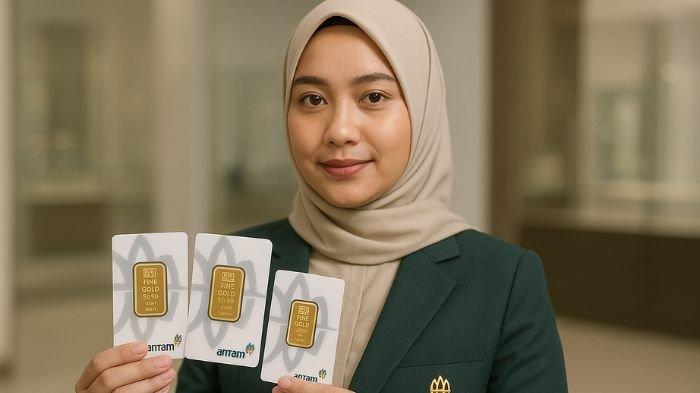 EMAS BATANGAN- Ilustrasi seorang pekerja di Butik Antam tengah menunjukkan emas batangan. Ilustrasi ini dibuat menggunakan aplikasi kecerdasan buatan atau AI, Senin (14/7/2025).