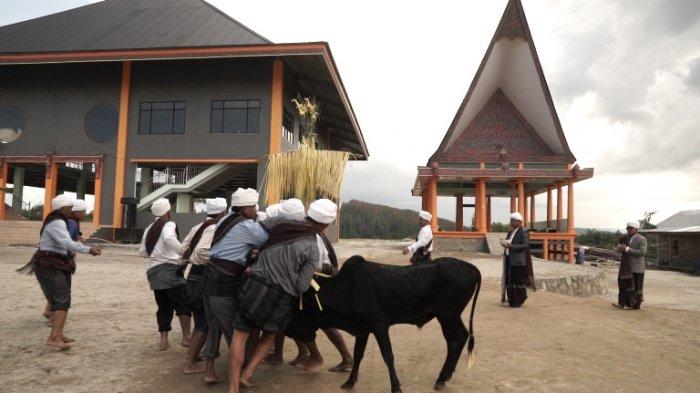 Prosesi kegiatan ibadah Bangsa Parmalim di Bale Parsantian Medan Denai. (Banyumili Institute)