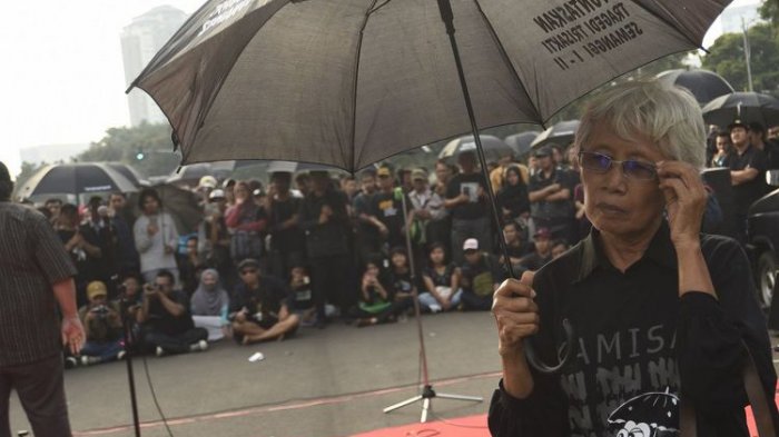 Ibu korban Tragedi Semanggi I, Maria Katarina Sumarsih mengikuti aksi Kamisan ke-500 yang digelar Jaringan Solidaritas Korban untuk Keadilan di seberang Istana Merdeka, Jakarta, Kamis (27/7/2017). Dalam aksi bersama itu mereka menuntut komitmen negara hadir menerapkan nilai kemanusiaan dengan komitmennya menyelesaikan kasus-kasus pelanggaran HAM berat. (ANTARA FOTO/FANNY OCTAVIANUS)