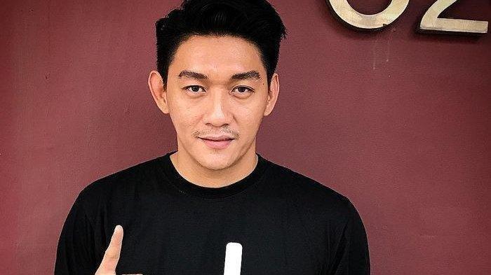 Ifan Seventeen mencoba jadi pembuat kebab.