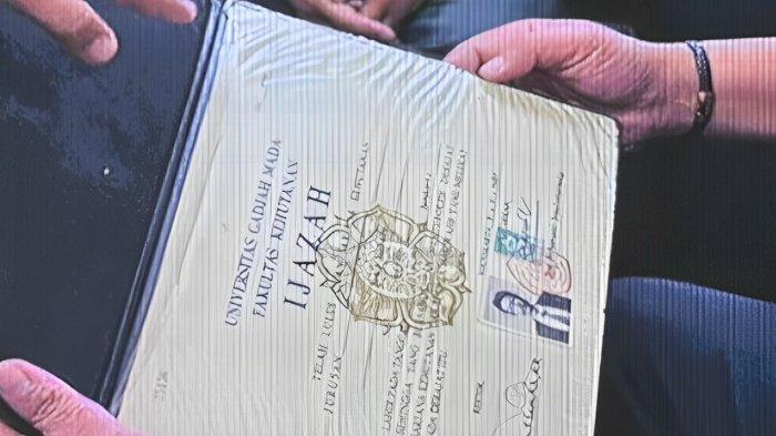 FOTO IJAZAH : Polisi menampilkan foto dari fotokopi ijazah Jokowi (gambar besar kiri) dan foto dari ijazah asli Jokowi yang sedang dipegang (gambar kecil kanan).