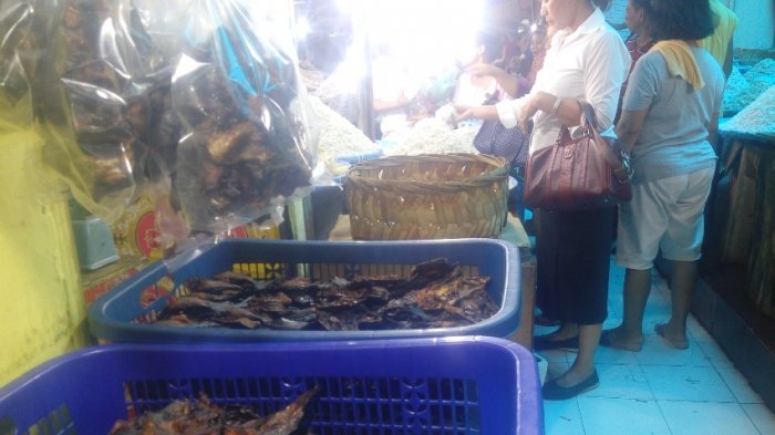 Ikan sale dijajakan di Pasar Central, Jumat, (4/11/2016).