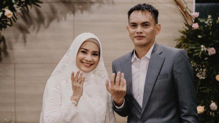 Ikke Nurjanah dan suami barunya