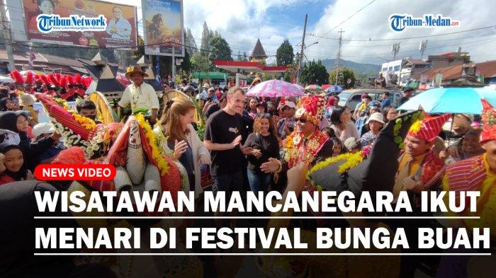Ribuan orang tampak antusias menunggu para peserta pawai kontingen saat pelaksanaan Festival Bunga Buah Karo tahun 2023.