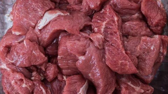 DAGING KURBAN- Daging kurban yang baru saja dipotong jangan langsung dicuci jika tidak ingin dimasak. Sebab, daging bisa terkontaminasi bakteri.
