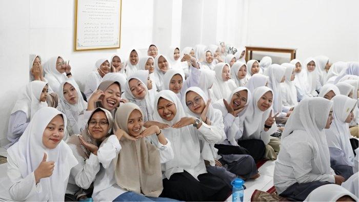 KEBERSAMAAN- Ilustrasi suasana kebersamaan antarsiswi di sekolah yang penuh keceriaan.
