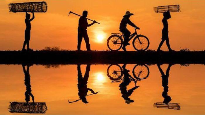 BERSIAP KE SAWAH- Ilustrasi sejumlah petani yang bersiap menuju sawah untuk melakukan aktivitas pertanian.