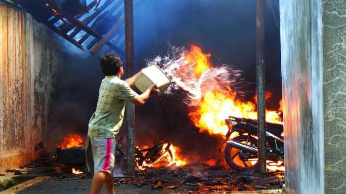 KEBAKARAN di Hutabayu Tanah Jawa Simalungun Tadi Malam, Warga Panik Siram  Air Pakai Ember - Tribun-medan.com