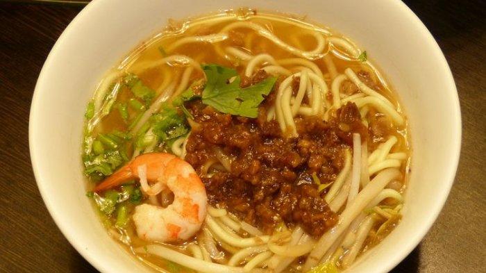 Ilustrasi mi rebus dengan topping udang.