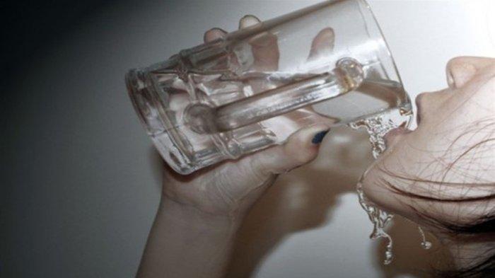 Ilustras minum air putih
