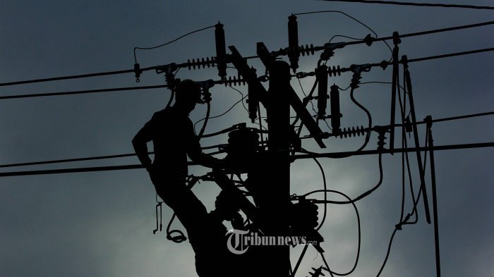 Petugas PLN melakukan perbaikan jaringan listrik di jalan Trangkil Gunungpati, Kota Semarang