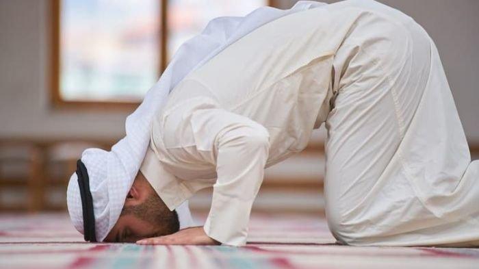 SHALAT- Ilustrasi seorang muslim tengah melaksanakan shalat di dalam masjid.