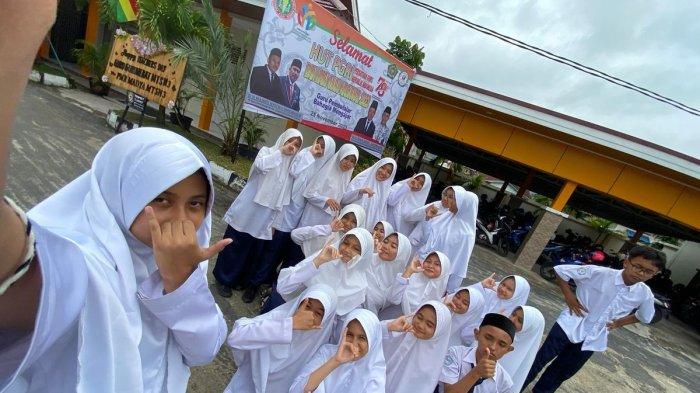 MASA SEKOLAH- Ilustrasi sejumlah siswa/i SMP saat berfoto bersama untuk mengenang masa-masa sekolah.