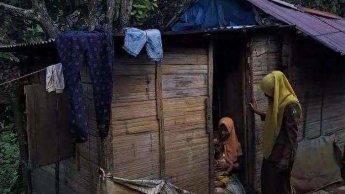 PELOSOK NEGERI: Bidan Masrona (32) saat mendatangi rumah warga di Desa Siobon Julu pada Rabu (16/7/2025). Ia mendatangi rumah ke rumah untuk memberikan informasi imunisasi. (TRIBUN MEDAN/HUSNA FADILLA)
