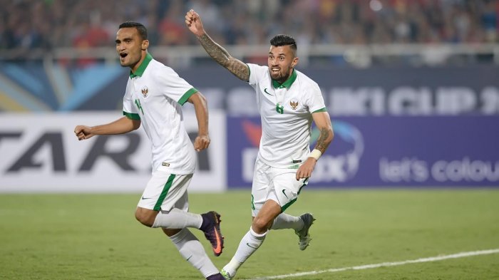 PEMAIN Indonesia Stefano Lilipaly (kanan) dan Risky Pora, merayakan gol ke gawang Vietnam pada laga putaran kedua AFF Suzuki Cup 2016 di Ho Chi Minh City, 7 Desember. Skor 2-2 dan Indonesia melaju ke final dengan keunggulan agregat 4-3.