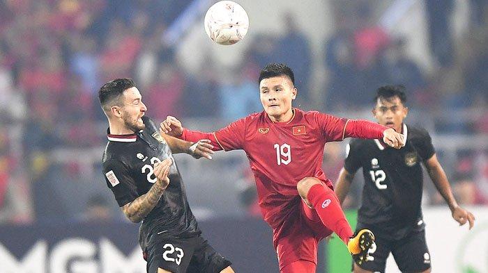 BEREBUT BOLA - Pemain Tim Nasional Indonesia Marc Klok (kiri) berduel memperebutkan bola dengan Pemain Tim Nasional Vietnam Nguyen Quang Hai (tengah) pada satu momentum laga putaran kedua Babak Semu Final AFF Mitsubishi Electric Cup 2022 di Stadion My Dinh National, Hanoi, Vietnam, 9 Januari 2023. Indonesia kalah 0-2 dan gagal melaju ke partai puncak.