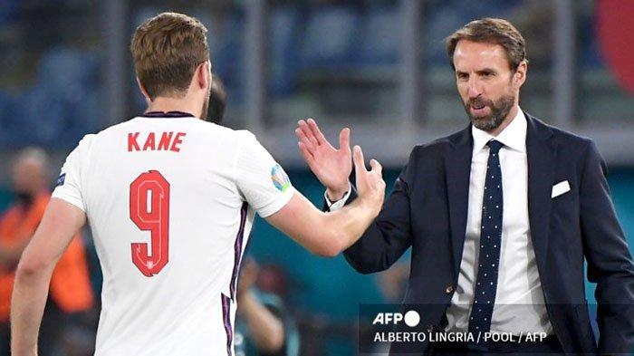 PELATIH Tim Nasional Inggris Gareth Southgate dan pemainnya Harry Kane (kiri)