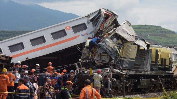 Insiden kecelakaan kereta api, antara Kereta Api Turangga dan Kereta Api Lokal Bandung Raya dilaporkan menelan korban jiwa.