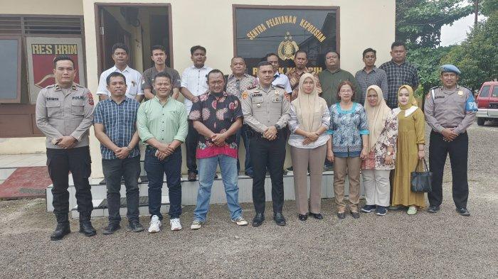 Kapolsek Kotarih IPTU Mula Purba, SHi, MH didampingi Wakapolsek Ipda Brimen Sihotang, SH, MH, melakukan pendekatan lintas sektoral bersama Panitia Pemilihan Kecamatan (PPK) lewat kegiatan 'siap peduli' pada Rabu (22/05/2024) di Polsek Kotarih.